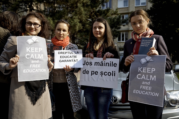 Protest la sediul misiunii OSCE în timp ce Carpov şi Ştanski stau la masa de discuţii (VIDEO)