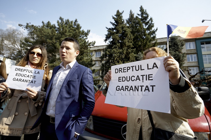 Protest la sediul misiunii OSCE în timp ce Carpov şi Ştanski stau la masa de discuţii (VIDEO)