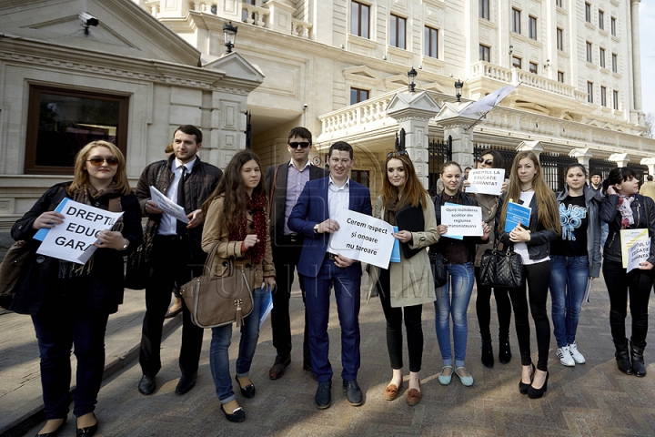 Protest la sediul misiunii OSCE în timp ce Carpov şi Ştanski stau la masa de discuţii (VIDEO)