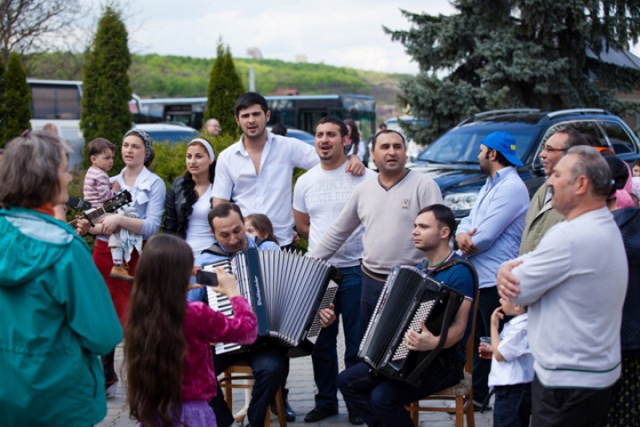 Bucuria Paştelui trăită în jurul unui samovar (FOTO)