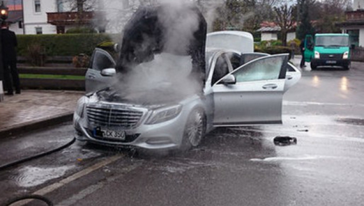 Un Mercedes-Benz S-Class, în flăcări. Trei autospeciale şi 18 pompieri au intervenit pentru a stinge focul (FOTO)