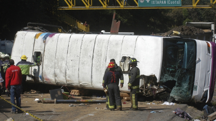 Grav accident rutier în estul Mexicului soldat cu cel puţin 33 oameni morţi