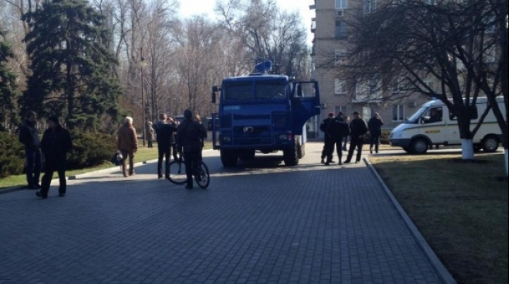 Tensiuni în Estul Ucrainei. Manifestanţi pro-ruşi au luat cu asalt mai multe clădiri administrative (LIVE/TEXT) 