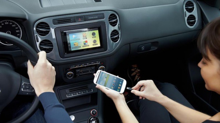 Primul sistem hands-free auto cu Android de la Parrot