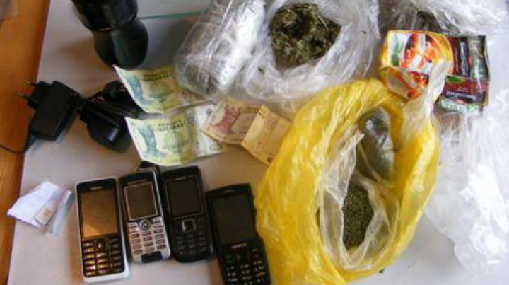 Sărbătorile pascale la deţinuţii din Moldova.Telefoane mobile, sute de litri de alcool şi marijuana (FOTO)