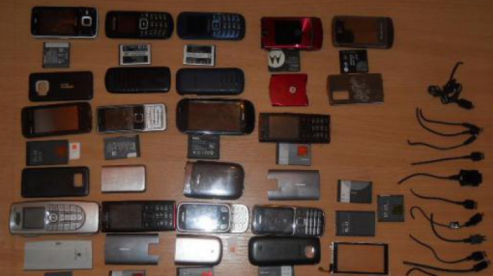 Sărbătorile pascale la deţinuţii din Moldova.Telefoane mobile, sute de litri de alcool şi marijuana (FOTO)