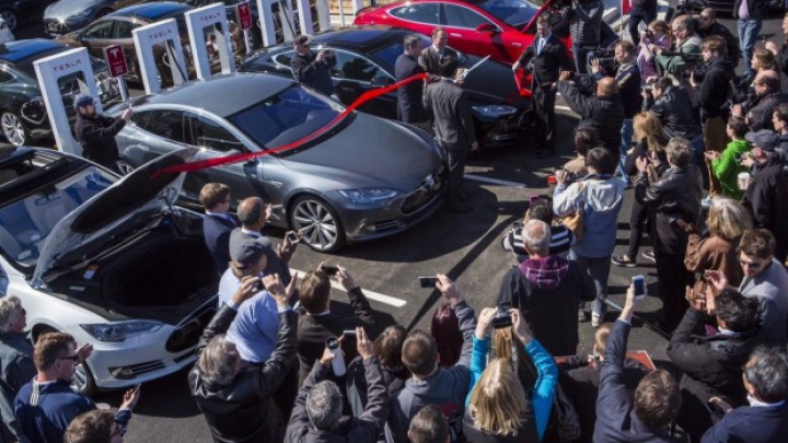 (FOTO) Tesla Motors şi-a inaugurat staţia de alimentare a bateriilor cu numărul 100 