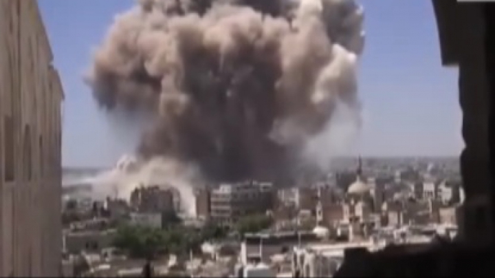 (VIDEO) O bombă a explodat în oraşul sirian Aleppo. Deflagraţia a fost surprinsă de o cameră video