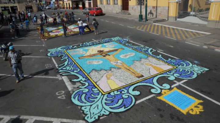 Guatemala a intrat în Cartea Recordurilor cu lungimea covorului prin care aduc anual un omagiu lui Regelui Iisus (FOTO)