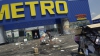 Rafturi goale şi bunuri distruse! Cum arată magazinul Metro din Doneţk după ce a fost jefuit de localnici (GALERIE FOTO)