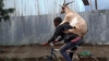 Un biciclist din Etiopia a fost surprins transportând un animal domestic în spate (VIDEO)