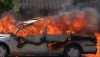Pompierii în alertă! O maşină a fost cuprinsă de flăcări în capitală (VIDEO)