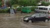 Ploaie torenţială în capitală: străzi inundate, copaci la pământ şi maşini înghiţite de apă