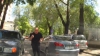 Situaţie tensionată în trafic! Cum a reacţionat un şofer care nu a fost lăsat să meargă pe contrasens (VIDEO)