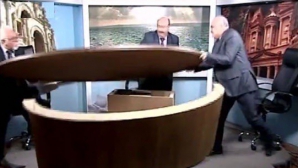 S-au lovit cu picioarele şi au distrus masa din studiou. Doi invitaţi au făcut prăpăd în emisie directă (VIDEO)