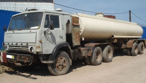 Trebuie să vezi asta! Cum merge un KAMAZ prin mijlocul unui râu (VIDEO)