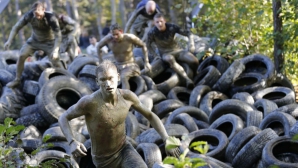 Pante abrupte, munţi de anvelope şi mult noroi: Aşa a arătat cea mai nebună cursă de obstacole din Germania