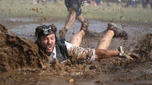 (VIDEO) Eveniment inedit la Paris: Mii de oameni s-au simţit din nou copii într-o cursă cu cu obstacole 