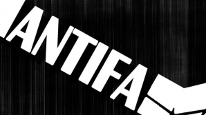 Huliganism la Ambasada Ucrainei! Ce au scris pe asfaltul din faţa instituţiei mai mulţi tineri îmbrăcaţi în tricouri cu inscripţia ''ANTIFA''