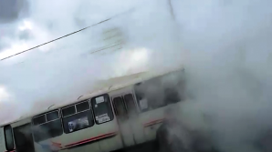 Un autobuz a căzut în apă clocotită într-un oraș din Rusia. Victimele au fost spitalizate (VIDEO)