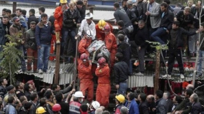 Lacrimi şi revoltă în Turcia. Mai mulţi şefi ai companiei care administrau mina de cărbune au fost reţinuţi