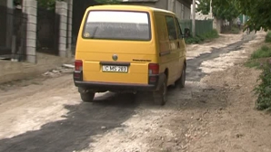În loc de drum, la Durlești a fost asfaltată o cărare. "Așa prevedea contractul"