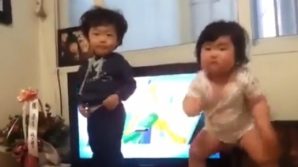 Doi bebeluşi fac SENZAŢIE pe Internet (VIDEO)