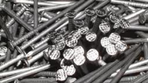 Un chinez mănâncă la micul dejun cuie cu puţin ulei industrial (VIDEO)