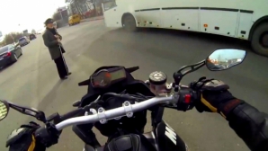 (VIDEO) Gest UIMITOR al unui motociclist în plin trafic. Vezi cum ajută un bătrân orb să traverseze strada