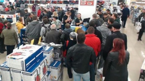 Moldovenii au dat buzna în magazinele de electrocasnice. Comercianţii se laudă cu venituri mari