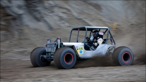 Record mondial! O maşină a parcurs o distanţă de 300 metri pe apă fără să se scufunde (VIDEO)