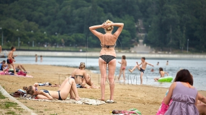 Apariţie scandaloasă pe plaja unui lac din capitală. Gestul unor tineri i-a revoltat pe oamenii care se bronzau (VIDEO)