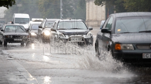NO COMMENT! A plouat cu găleata la Chişinău (VIDEO/FOTO)