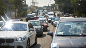 (VIDEO) Scuterul-valiză, soluţia unui bărbat pentru aglomeraţia din trafic