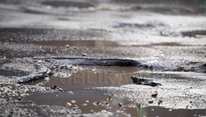 (VIDEO) Ploaia a făcut ravagii la Durleşti. Puhoaiele au smuls bucăţi de asfalt, iar mai multe drumuri au rămas impracticabile 