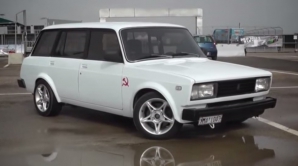 O Lada 2104 a provocat un Porsche pe o autostradă (VIDEO)