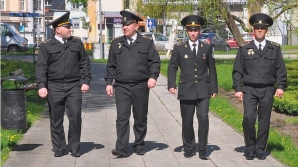 Poliţiştii moldoveni urăsc deterioratorii de flori. Ce metodă de combatare a vandalilor au aplicat în Polonia