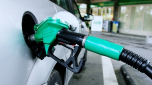 (VIDEO) Cum se fură motorina! A încercat să facă o glumă, însă reacţia celor traşi pe sfoară a fost incredibilă