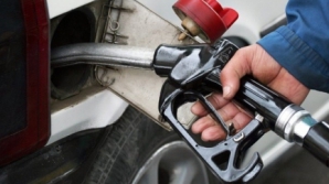 Afaceri ilegale cu miros de motorină. Doi tineri au fost descoperiţi de poliţişti în timp ce vindeau carburant ieftin (VIDEO)