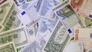 Euro şi dolarul continuă să domine piaţa valutară