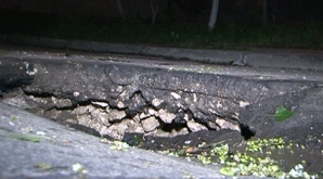 Ghinion pentru un şofer din capitală. A căzut cu maşina în groapă după ce asfaltul s-a surpat