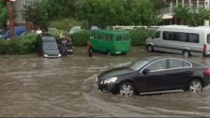 Ploaie torenţială în capitală: străzi inundate, copaci la pământ şi maşini înghiţite de apă