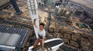 Pasiune periculoasă! Doi tineri au escaladat cea mai înaltă clădire din Dubai fără nicio măsură de siguranţă (VIDEO)