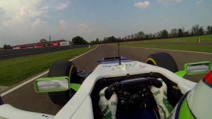 Aşa conduce o femeie-pilot de Formula 1 (VIDEO) 