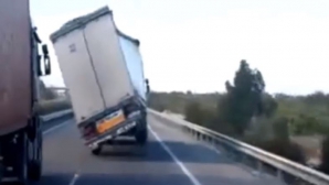 UIMITOR! Un TIR cât pe ce să fie luat de vânt (VIDEO)