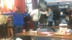 Bătaie ca în filmele indiene! Un grup de tineri s-au luat la harţă într-un centru comercial din capitală (VIDEO)