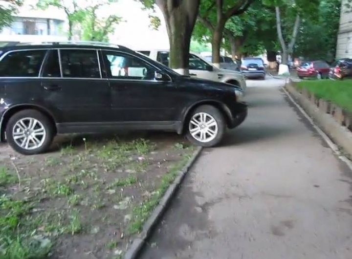 SCANDAL la Botanica! Un tânăr a chemat poliţia când a văzut cum au fost parcate câteva maşini cu numere diplomatice (FOTO/VIDEO)