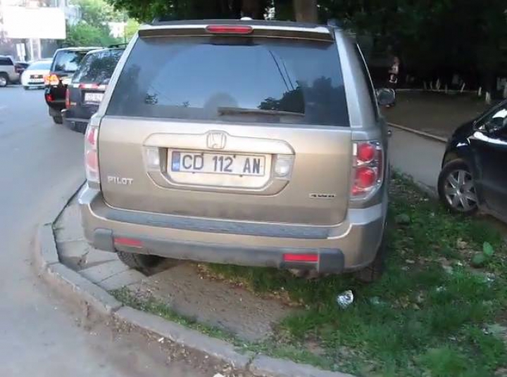 SCANDAL la Botanica! Un tânăr a chemat poliţia când a văzut cum au fost parcate câteva maşini cu numere diplomatice (FOTO/VIDEO)