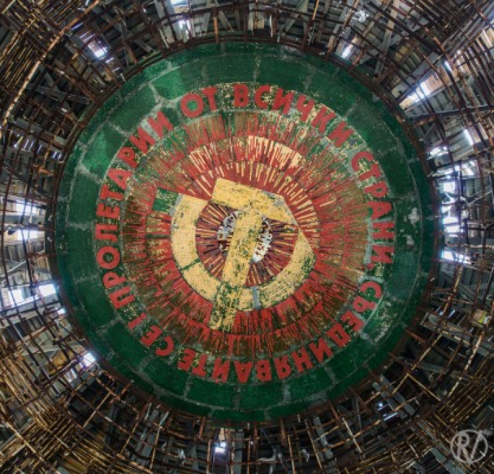 OZN-ul din Balcani sau "nava extraterestră" închinată comunismului, în paragină de 20 de ani (GALERIE FOTO)