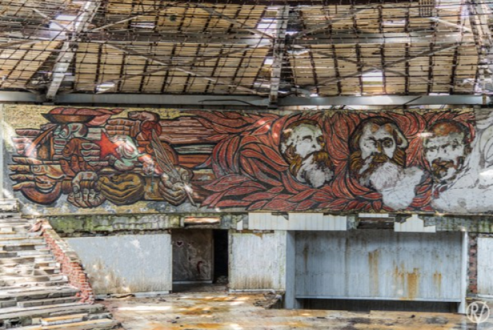 OZN-ul din Balcani sau "nava extraterestră" închinată comunismului, în paragină de 20 de ani (GALERIE FOTO)